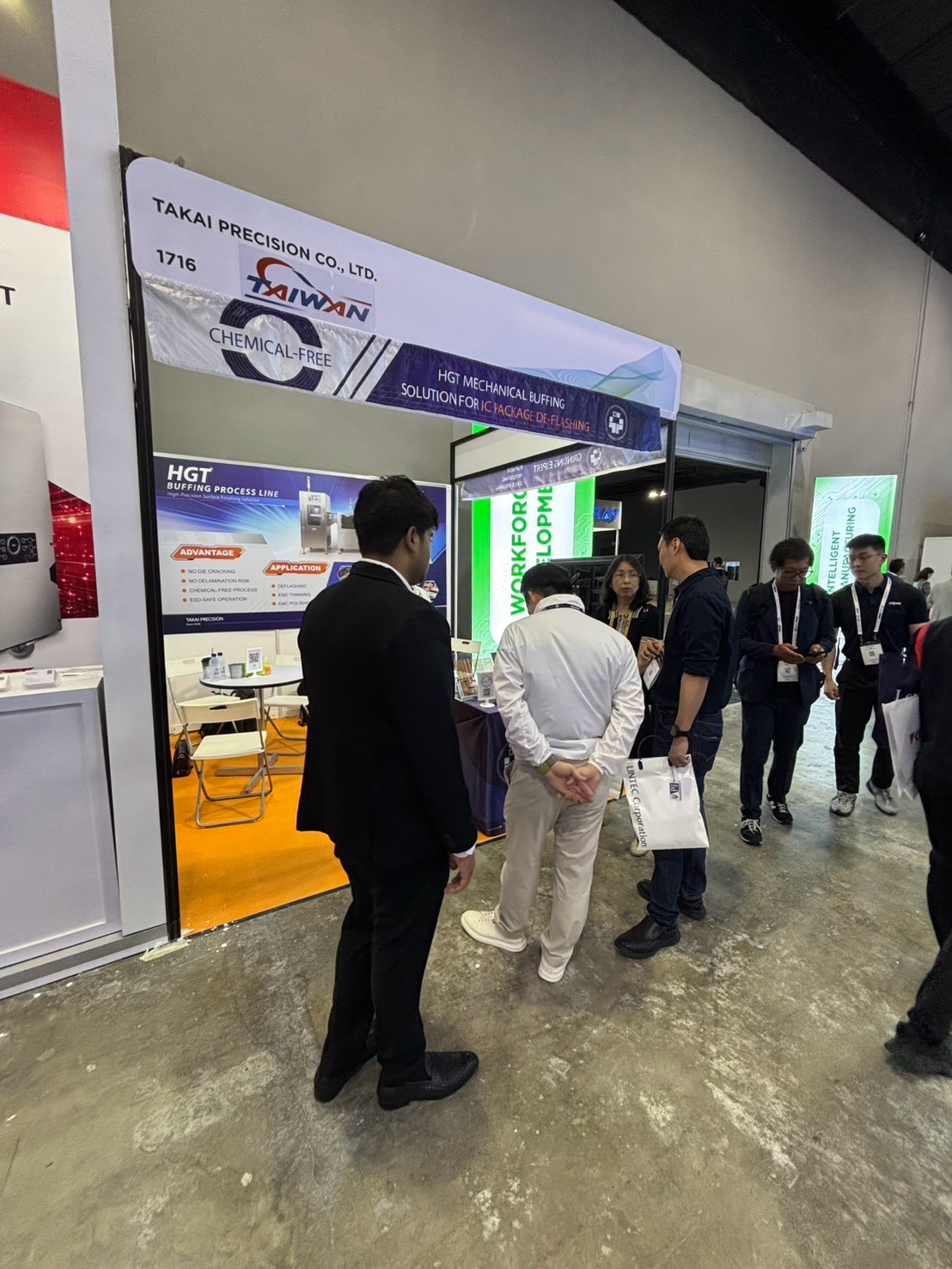 2026 SEMICON SEA 展位外現場交流