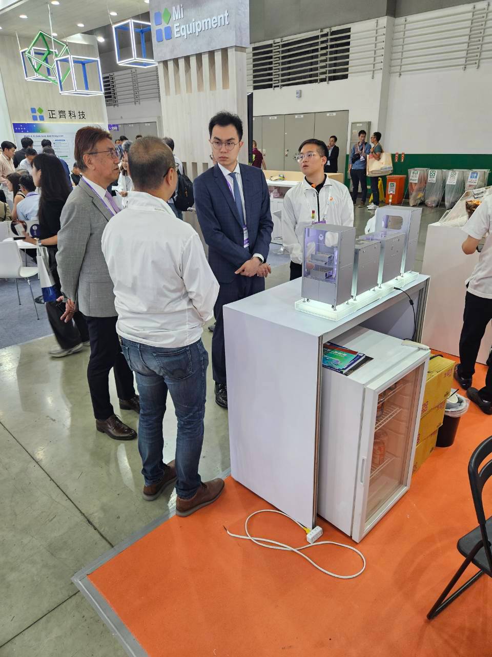 SEMICON Taiwan 2026｜設備模型旁的交流